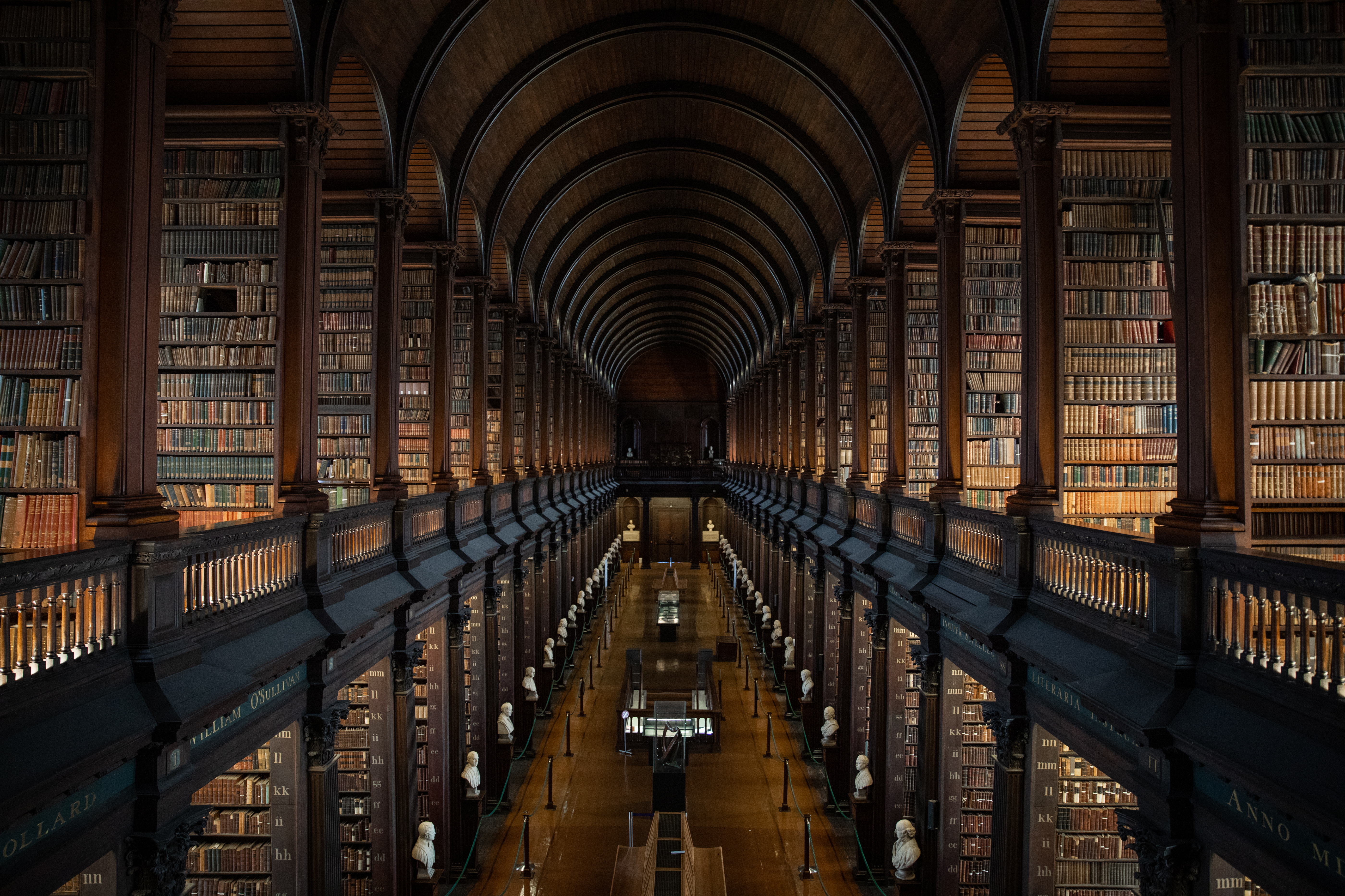 long_room_upper_gallery_centre_frame.jpg
